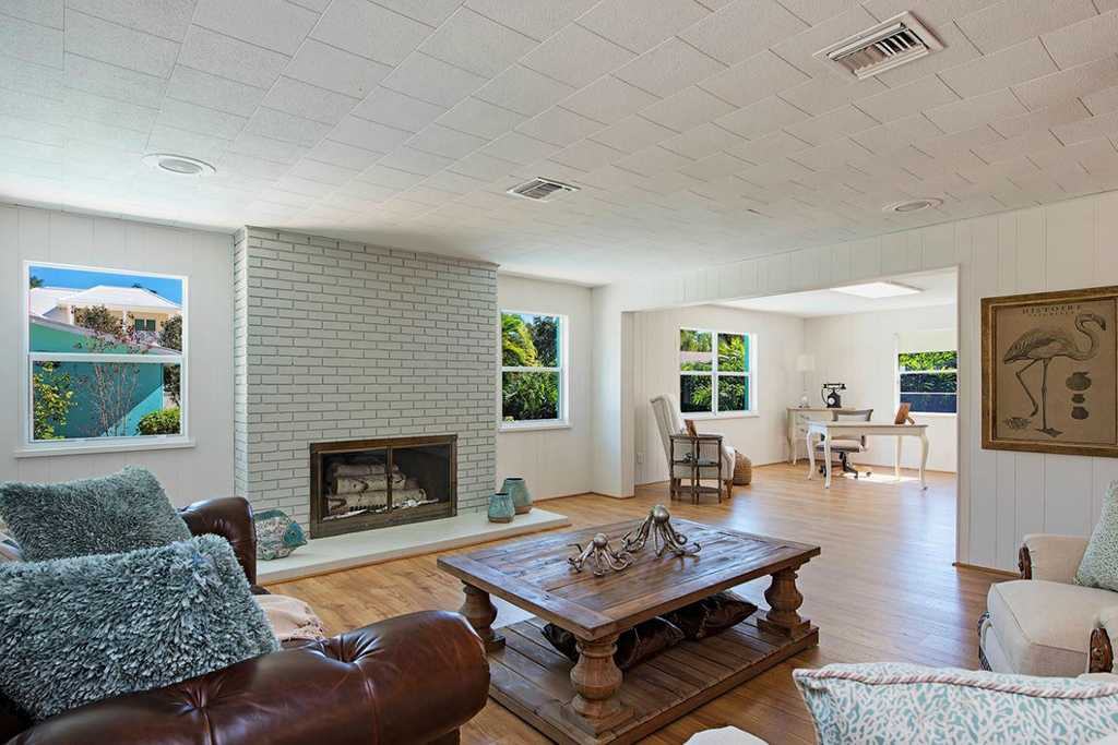 1675 Gordon Dr - Photo 3 of 8