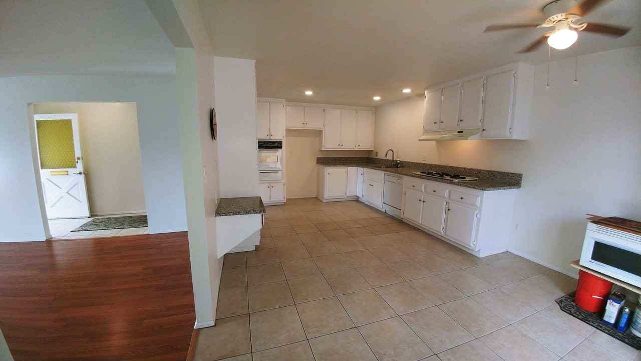 16651 Bartlett Ln - Photo 3 of 18