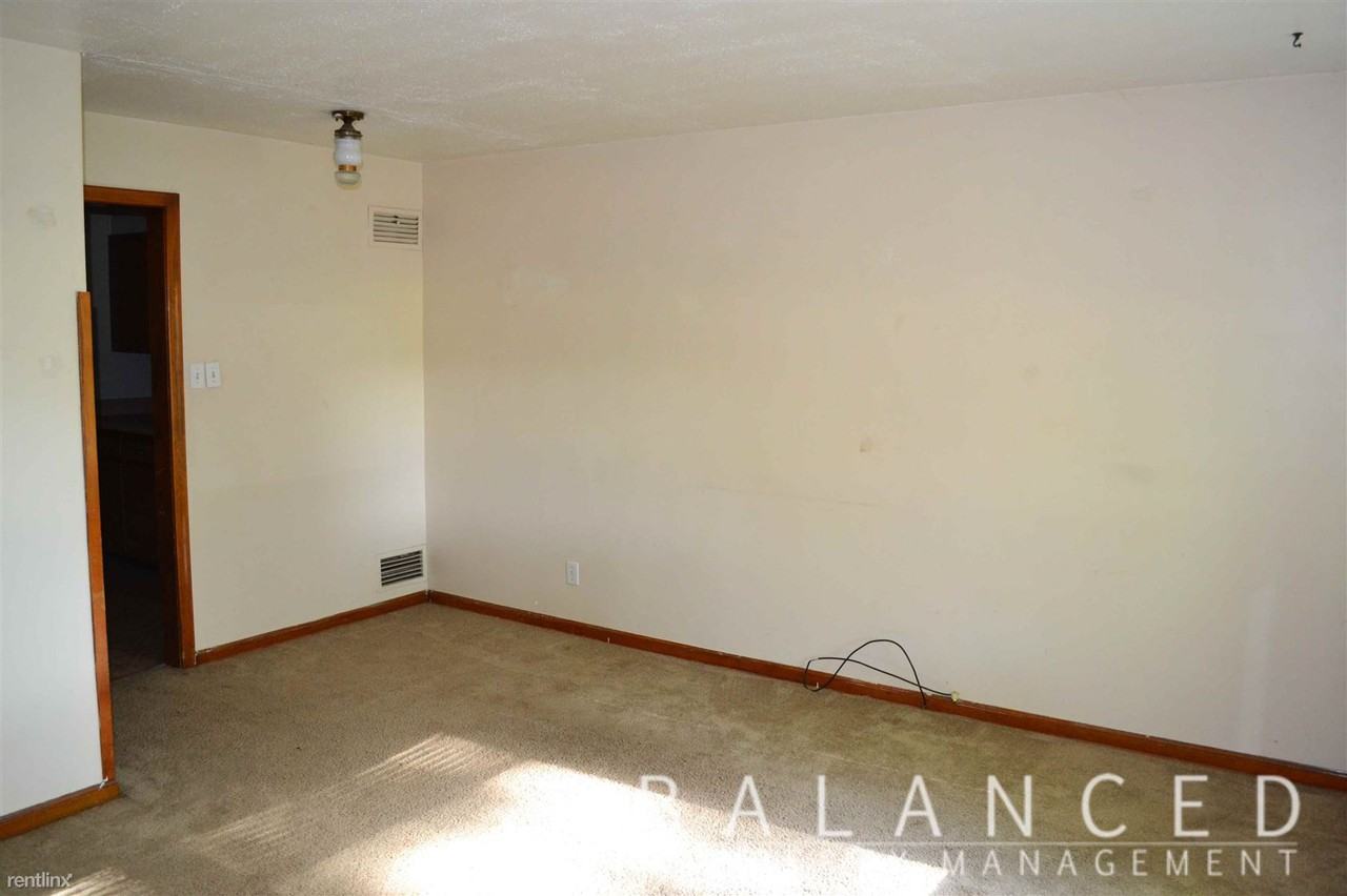 1743 SW Mission Ave - Photo 3 of 12