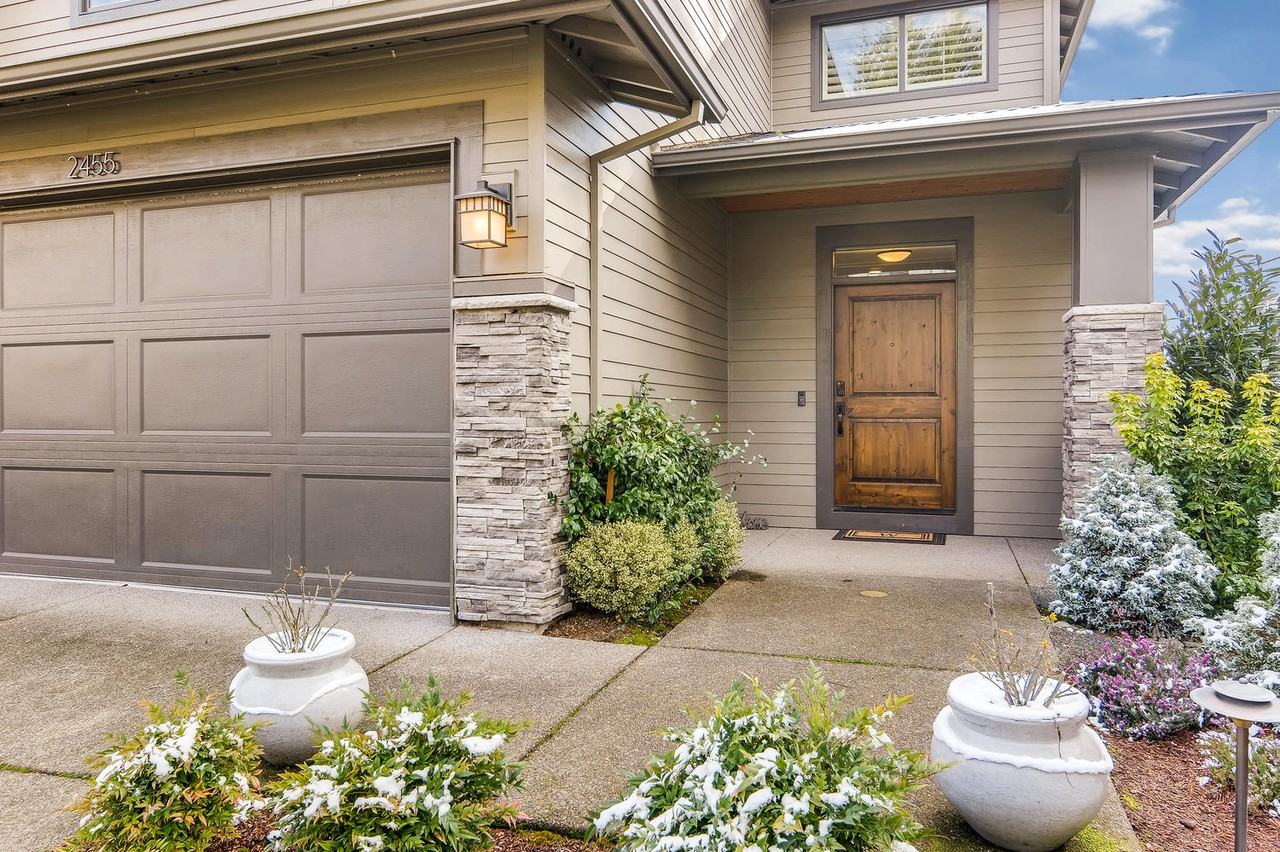 2455 Crestview Dr - Photo 3 of 35