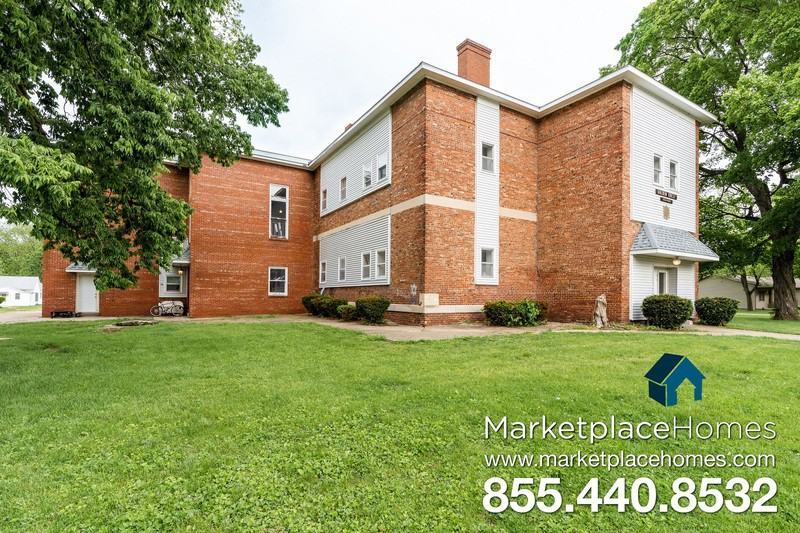 213 Lincoln St - Photo 2 of 9