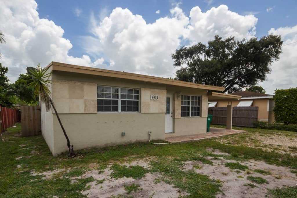 6412 SW 21st St - Photo 3 of 19