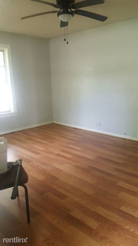 611 N Davis St - Photo 2 of 7