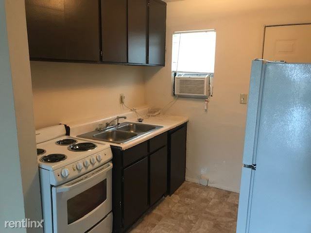 710 Hopkins St - Photo 3 of 6