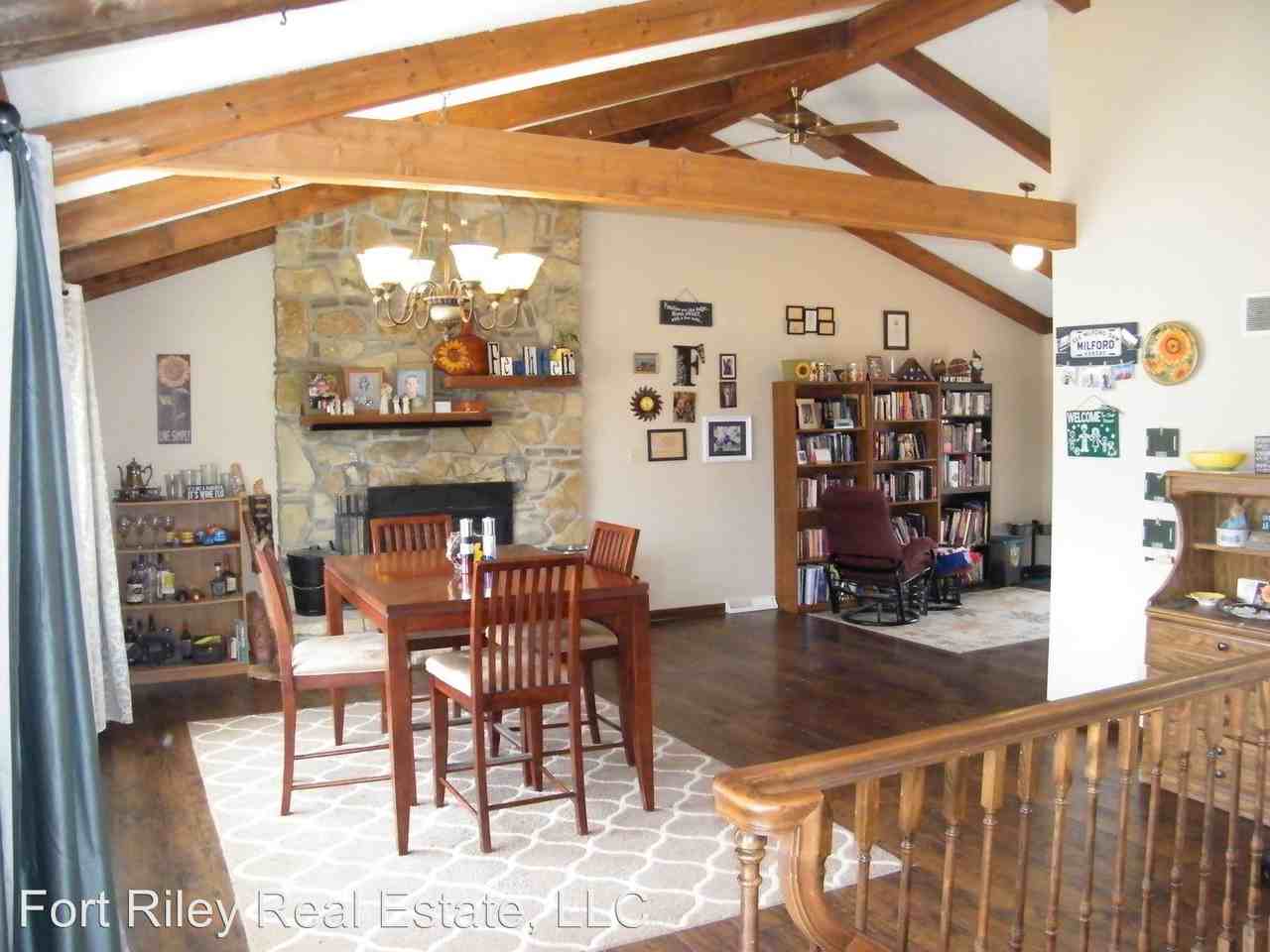 1018 Moon Cir - Photo 2 of 35