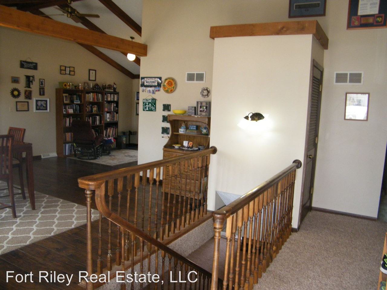 1018 Moon Cir - Photo 3 of 35