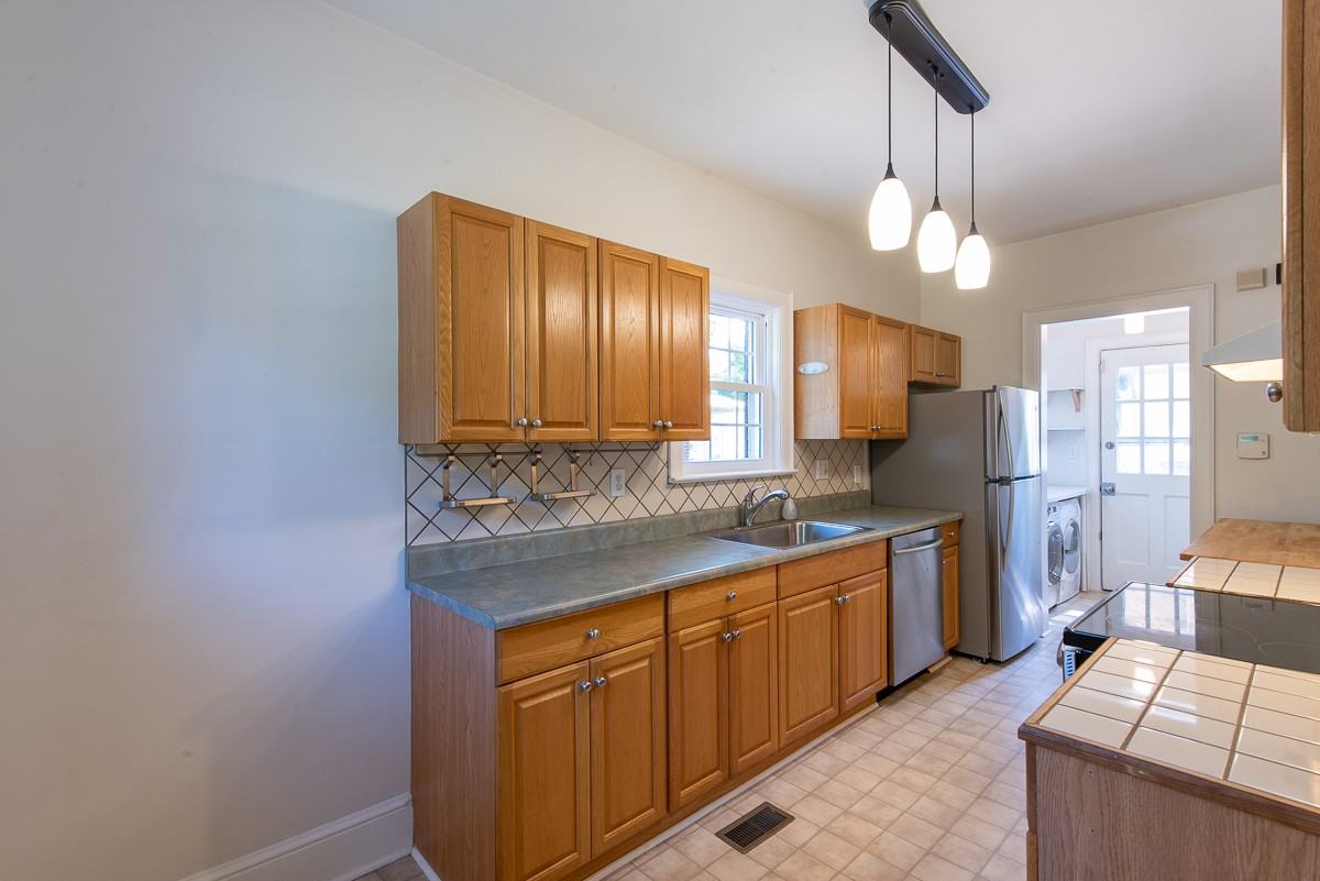 208 Shadowmoor Drive - Photo 7 of 30