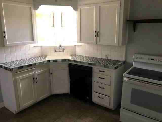 622 W 5th St - Photo 2 of 8