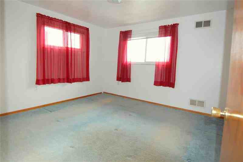 215 Walnut St - Photo 3 of 9