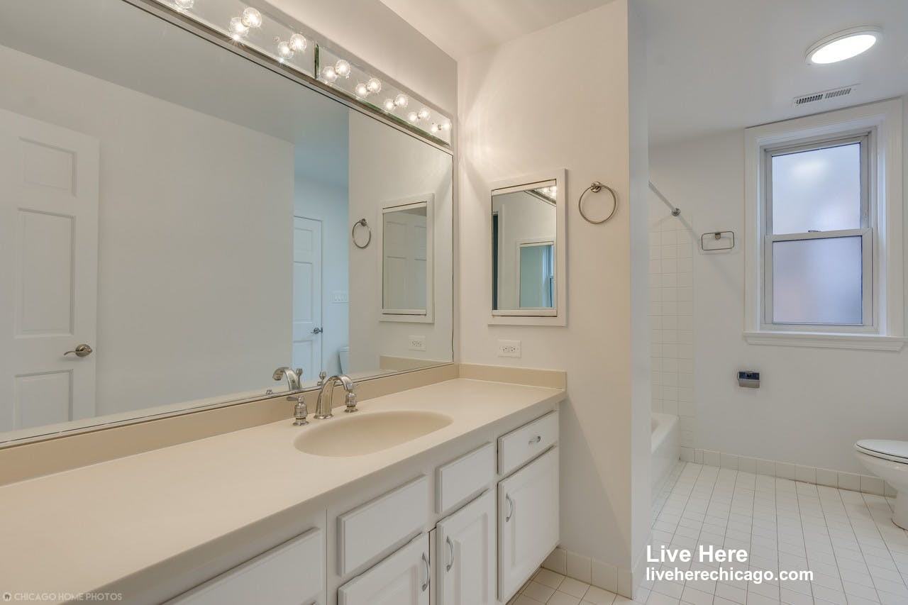 1027 East Hyde Park Boulevard - Photo 3 of 7