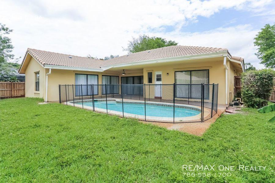 7112 NW 43rd St - Photo 2 of 11