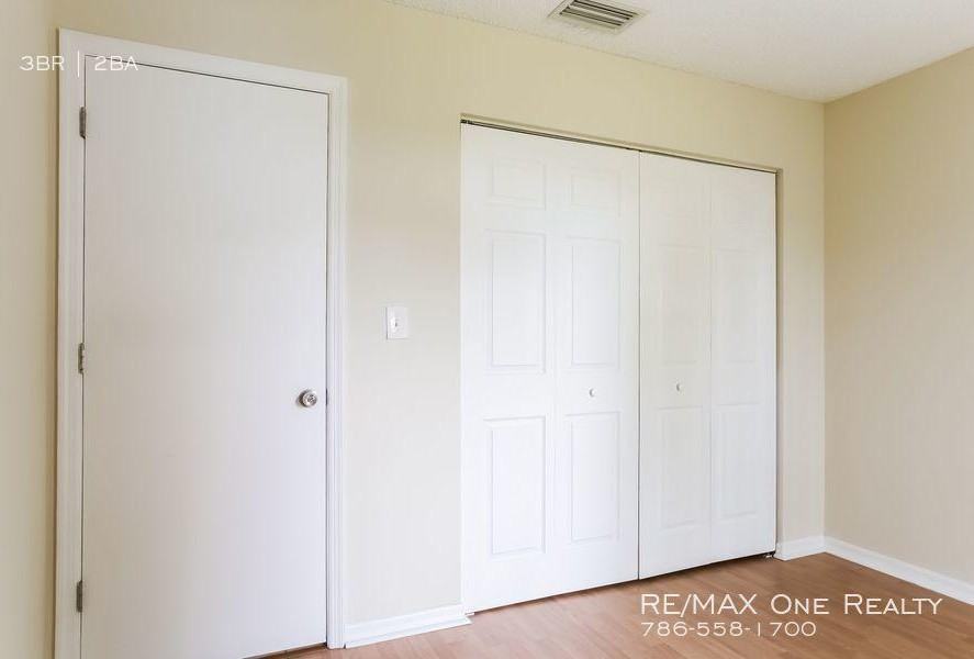 7112 NW 43rd St - Photo 3 of 11