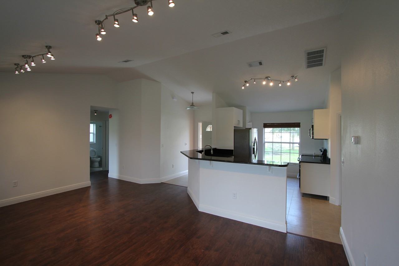 316 Grovepark Dr - Photo 3 of 9