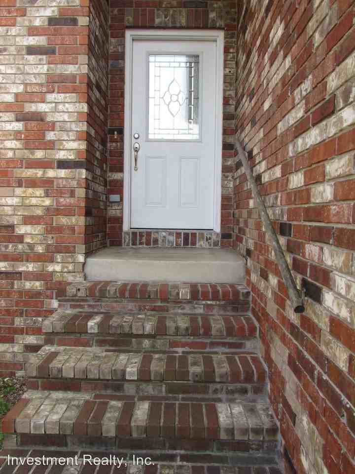 113 Birchtree Cir - Photo 2 of 29