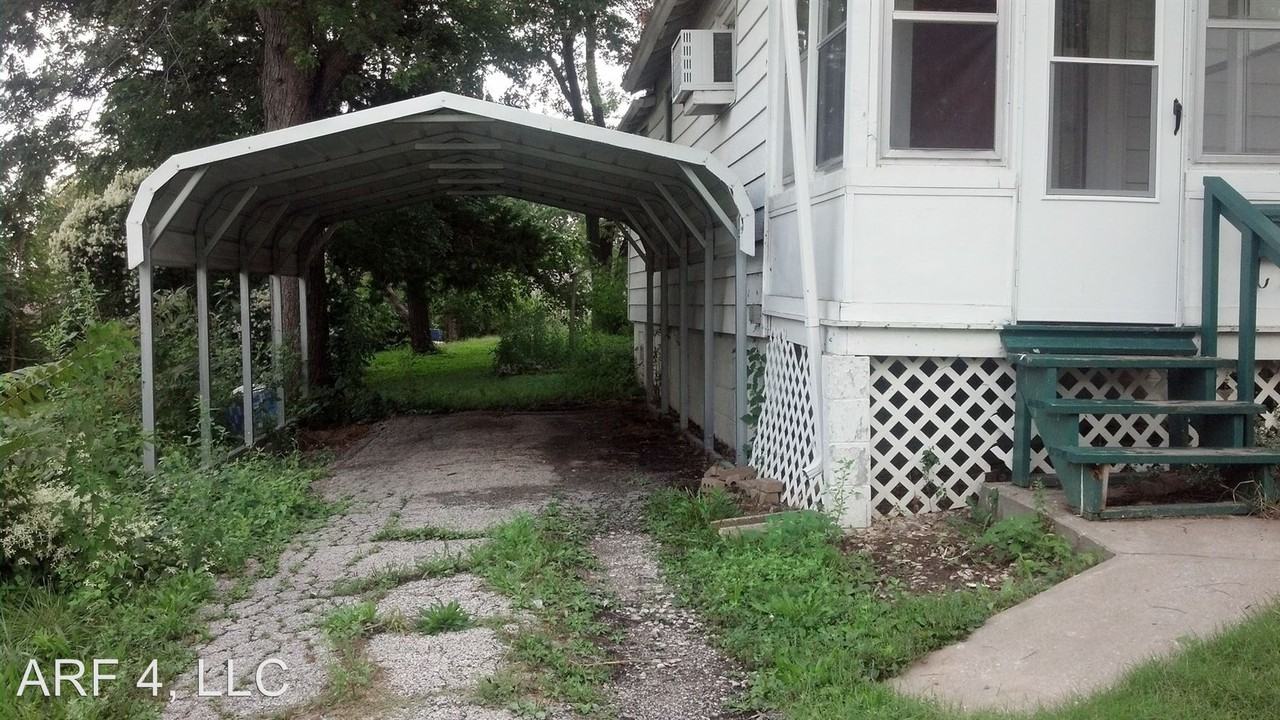 1029 E Parker Ave - Photo 2 of 9