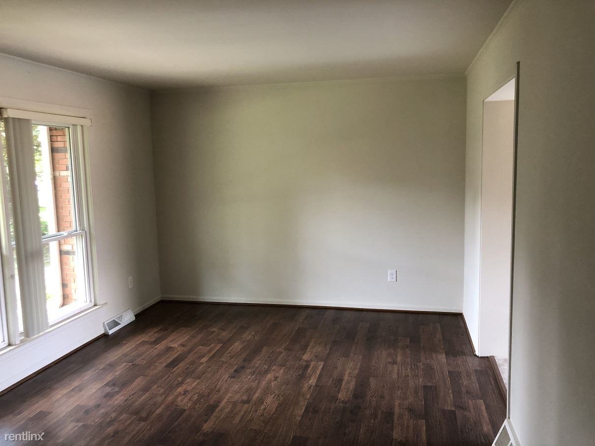 474 Robbe Ave - Photo 3 of 10