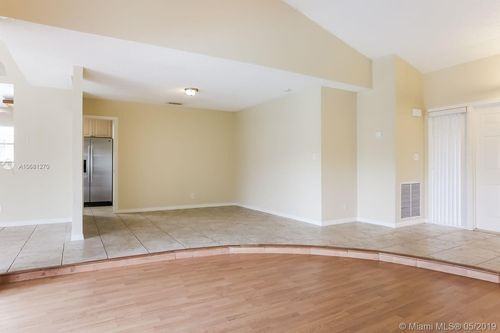7122 NW 43rd St - Photo 3 of 8