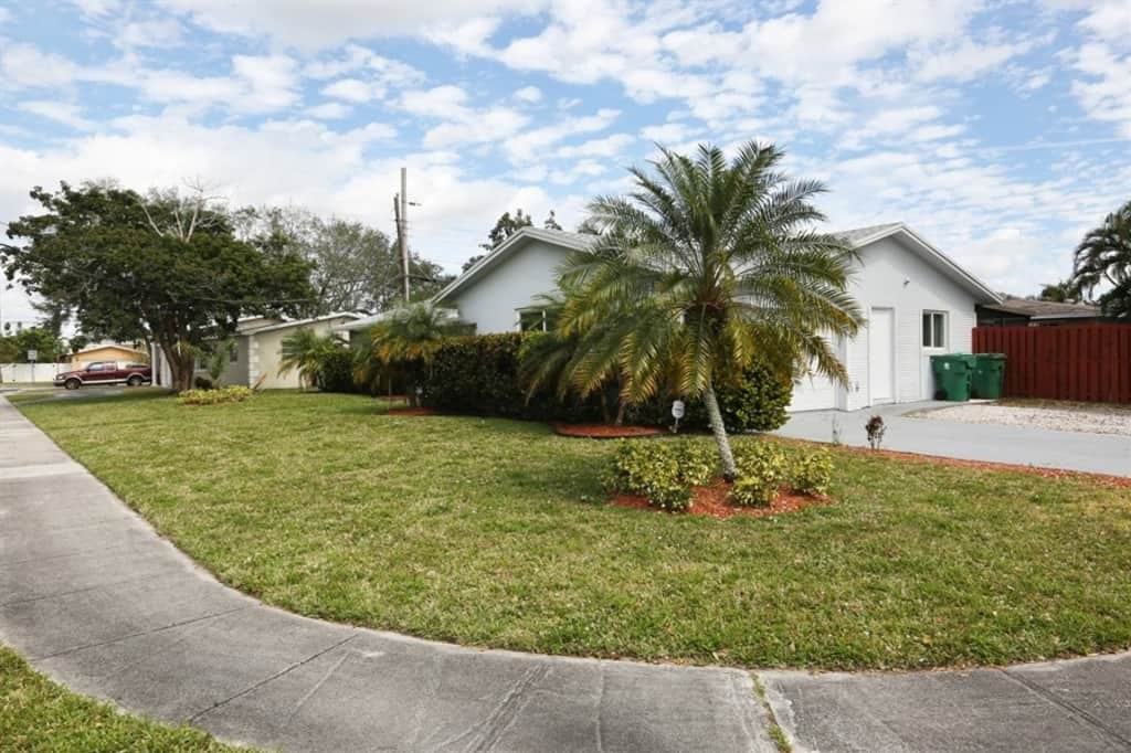 4904 SW 90th Ave - Photo 2 of 20