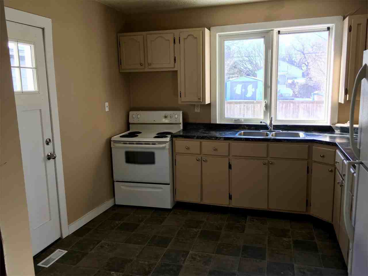 910 Athol St - Photo 2 of 11