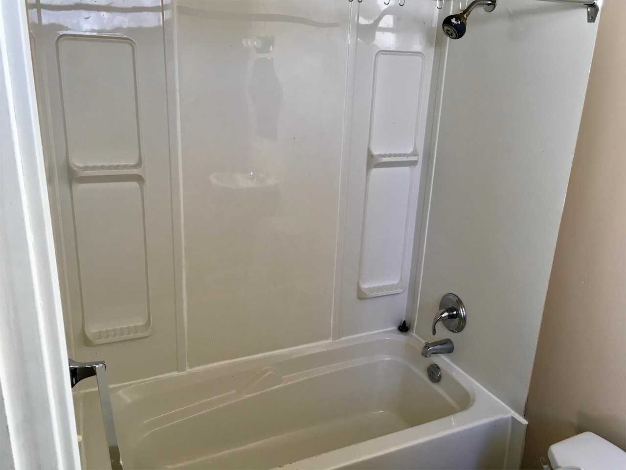 910 Athol St - Photo 3 of 11