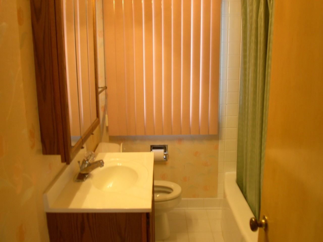 927 W 4th St - Photo 2 of 4