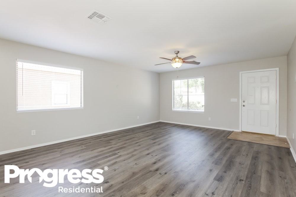 15955 W Winchcomb Dr - Photo 3 of 21