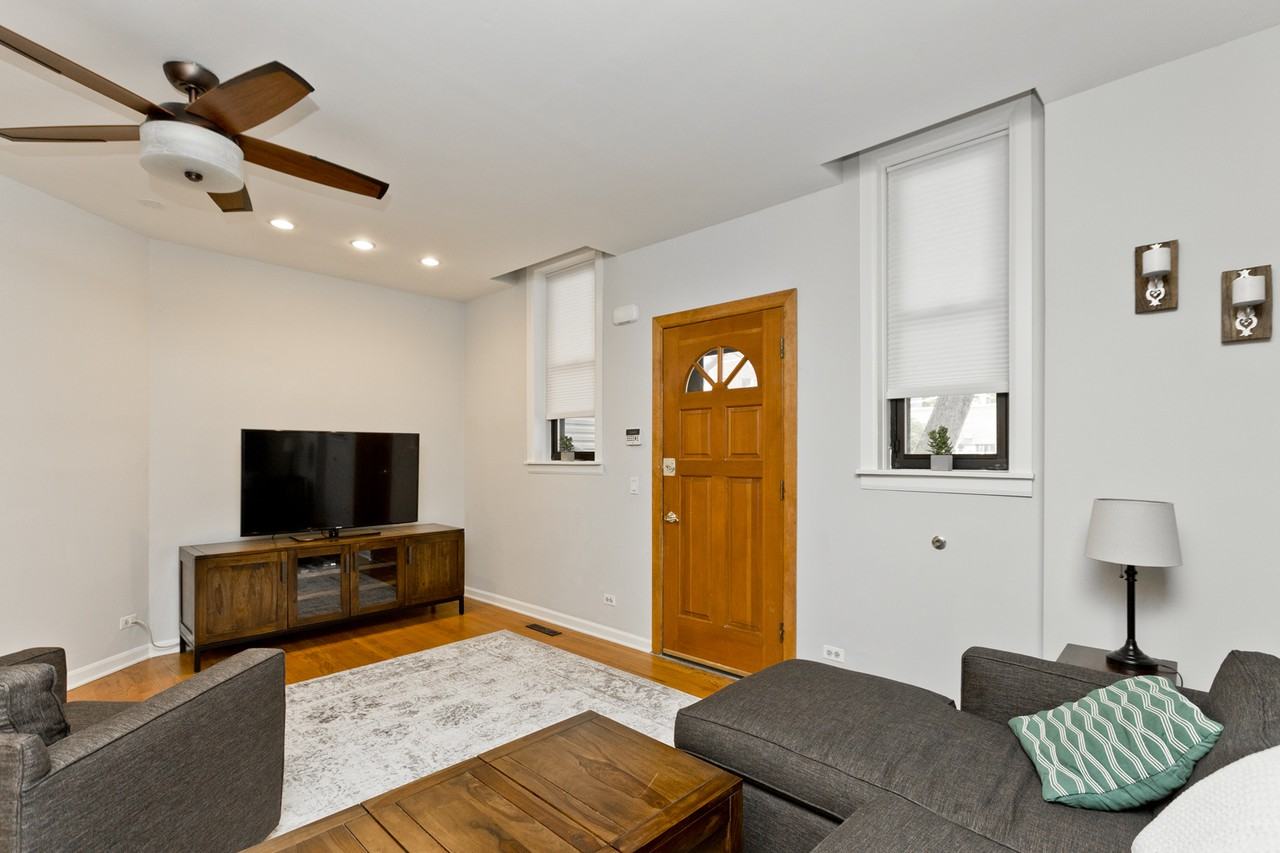 2125 North Clark Street #1 - Photo 3 of 23