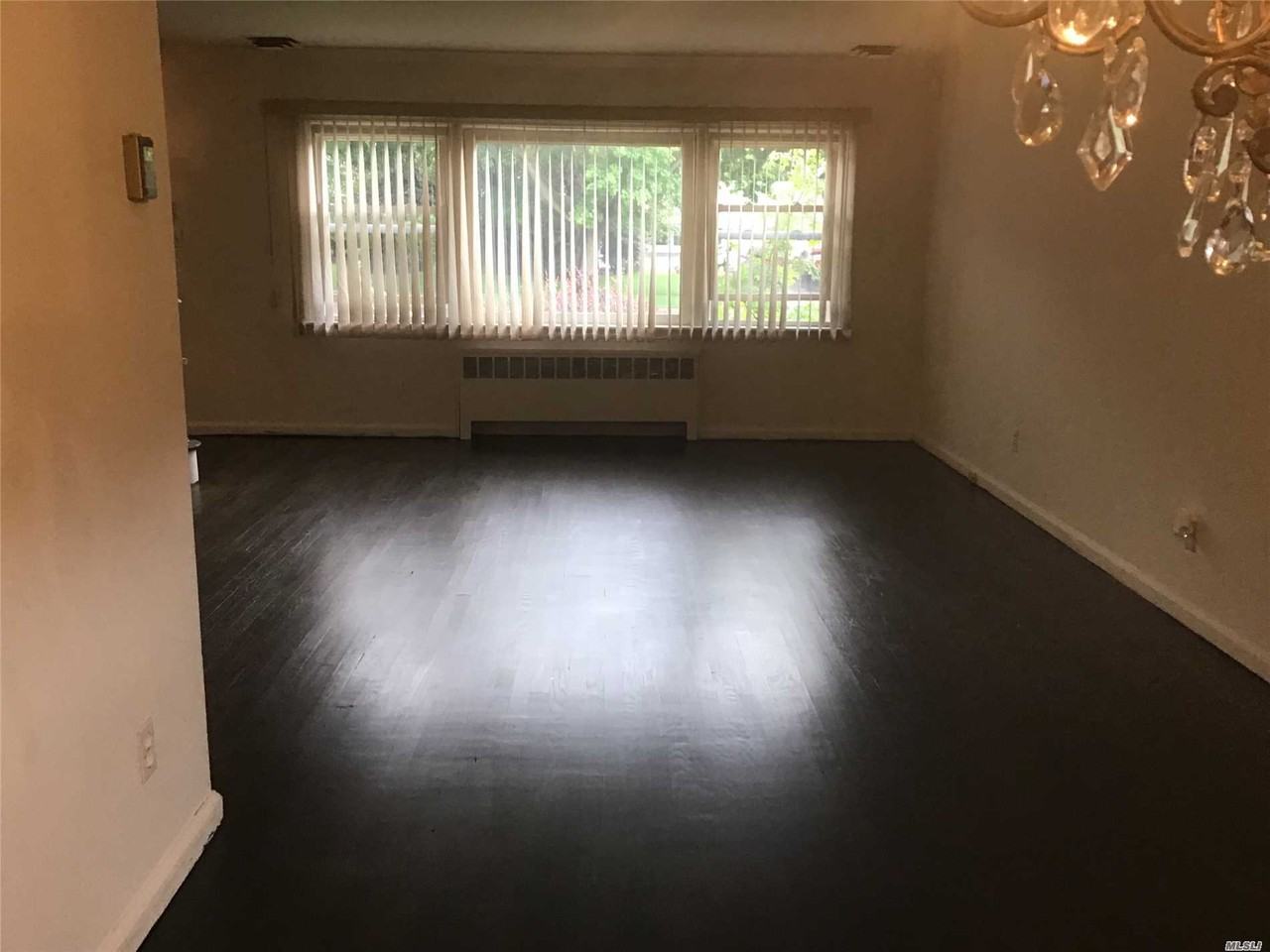 201 Whitehall Blvd - Photo 2 of 11