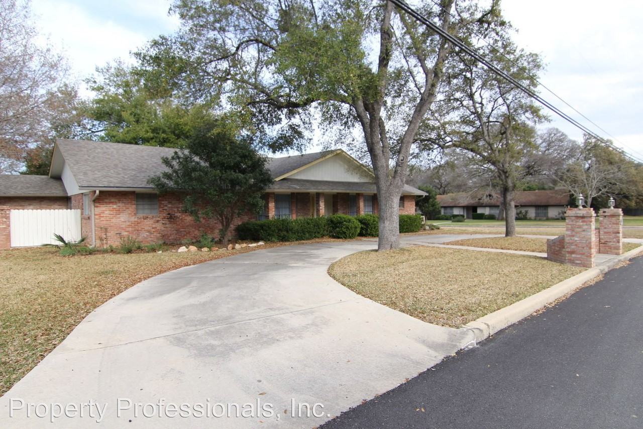 402 Oakwood Blvd - Photo 2 of 13