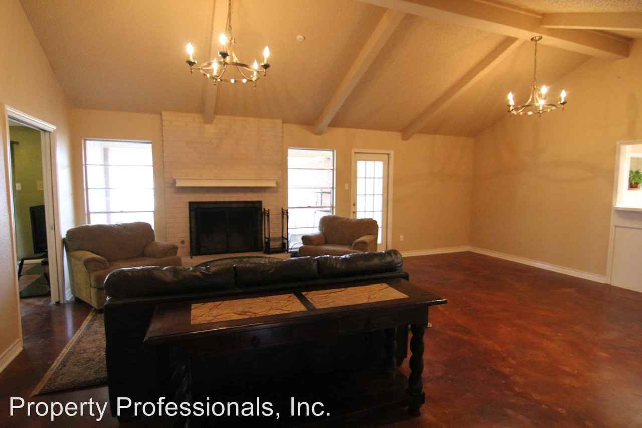 402 Oakwood Blvd - Photo 3 of 13