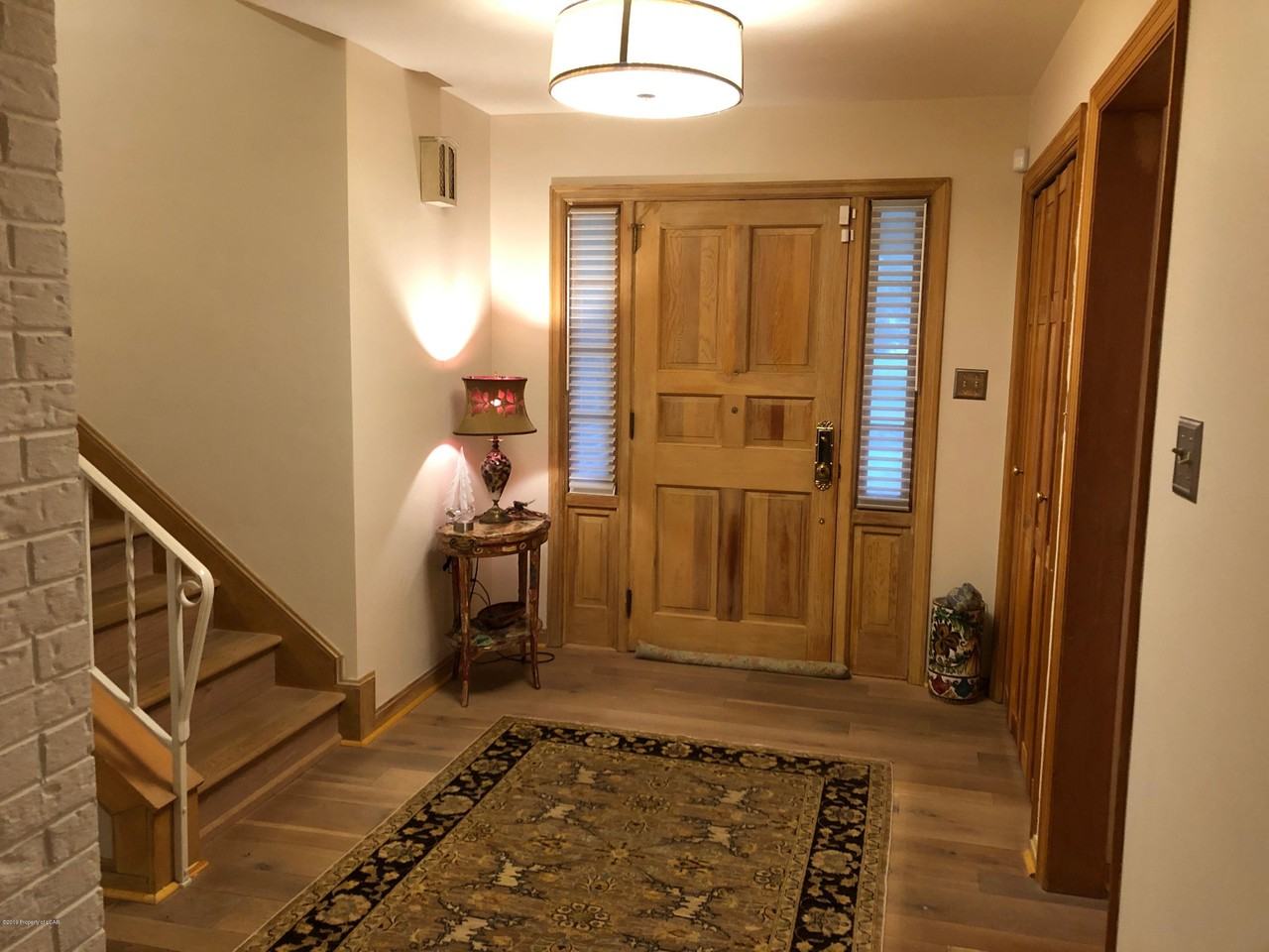 470 Laurel Dr - Photo 2 of 11