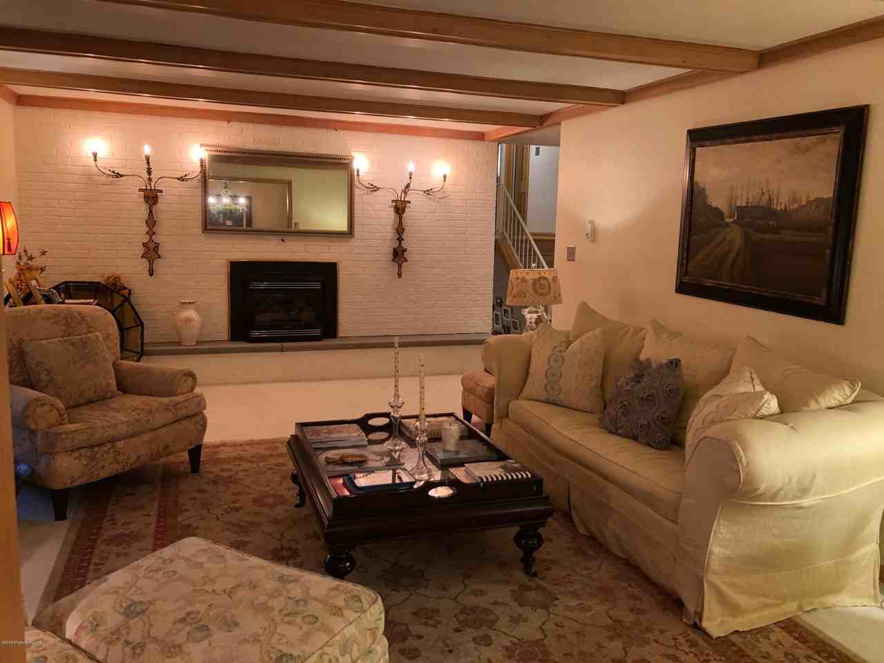 470 Laurel Dr - Photo 3 of 11