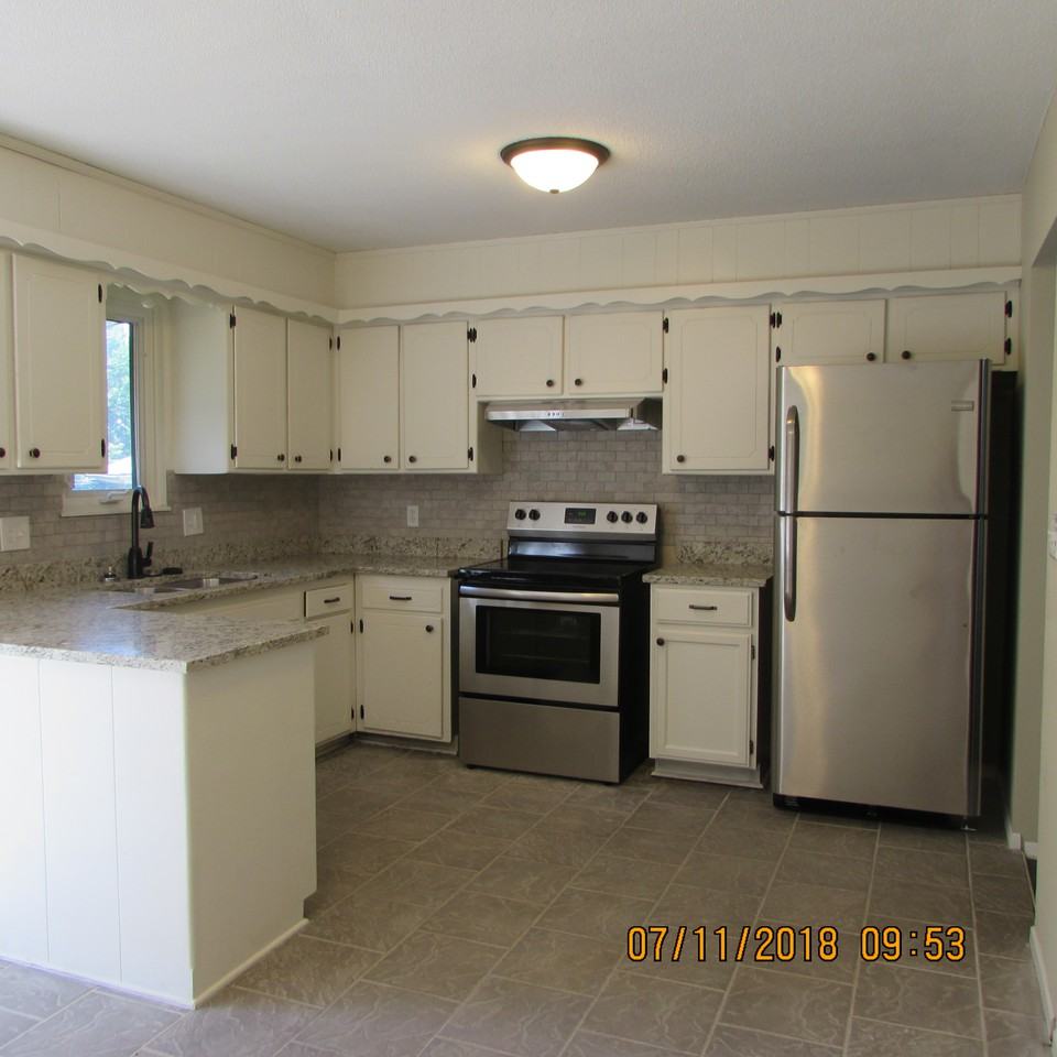 220 SW 21st St - Photo 2 of 9