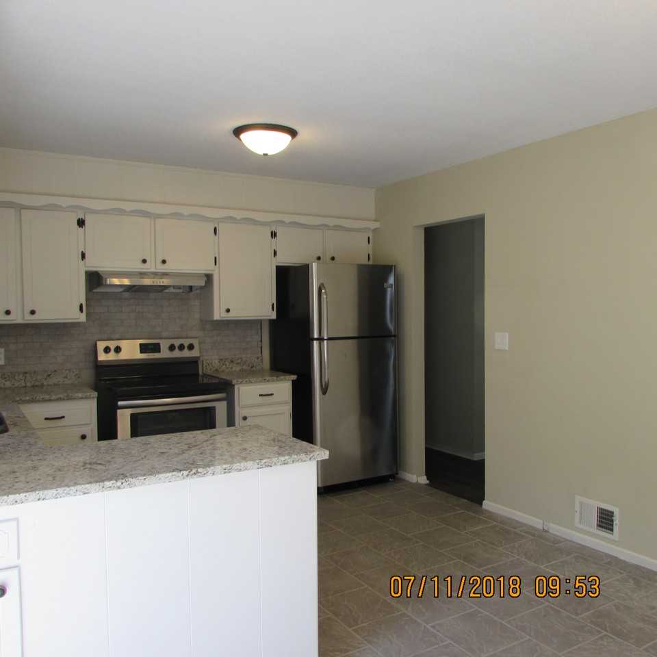 220 SW 21st St - Photo 3 of 9