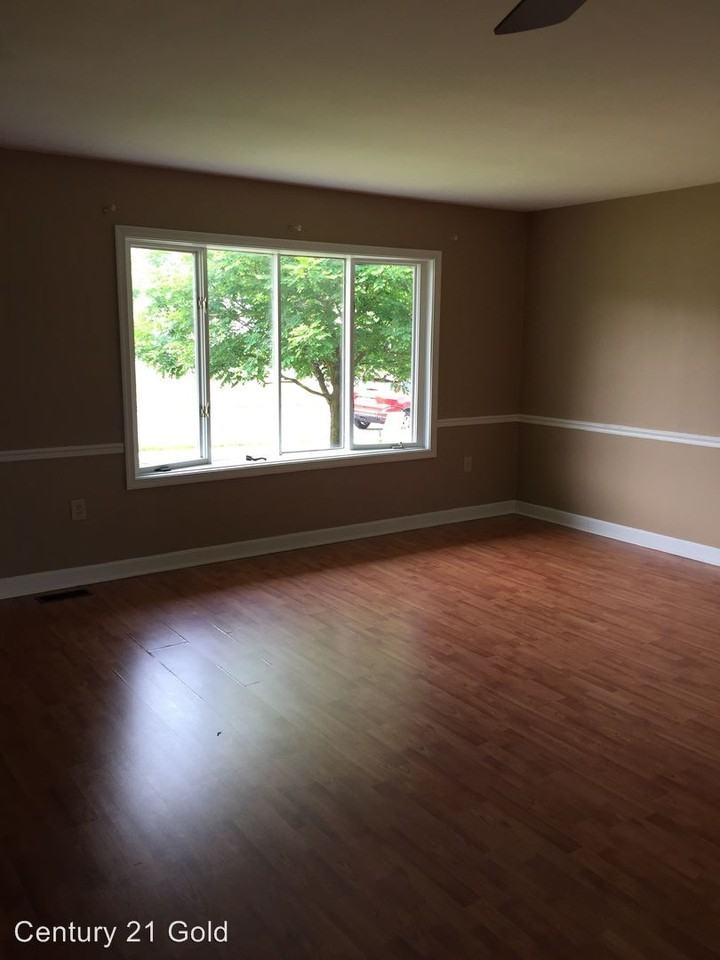 207 Poplar Dr - Photo 3 of 12