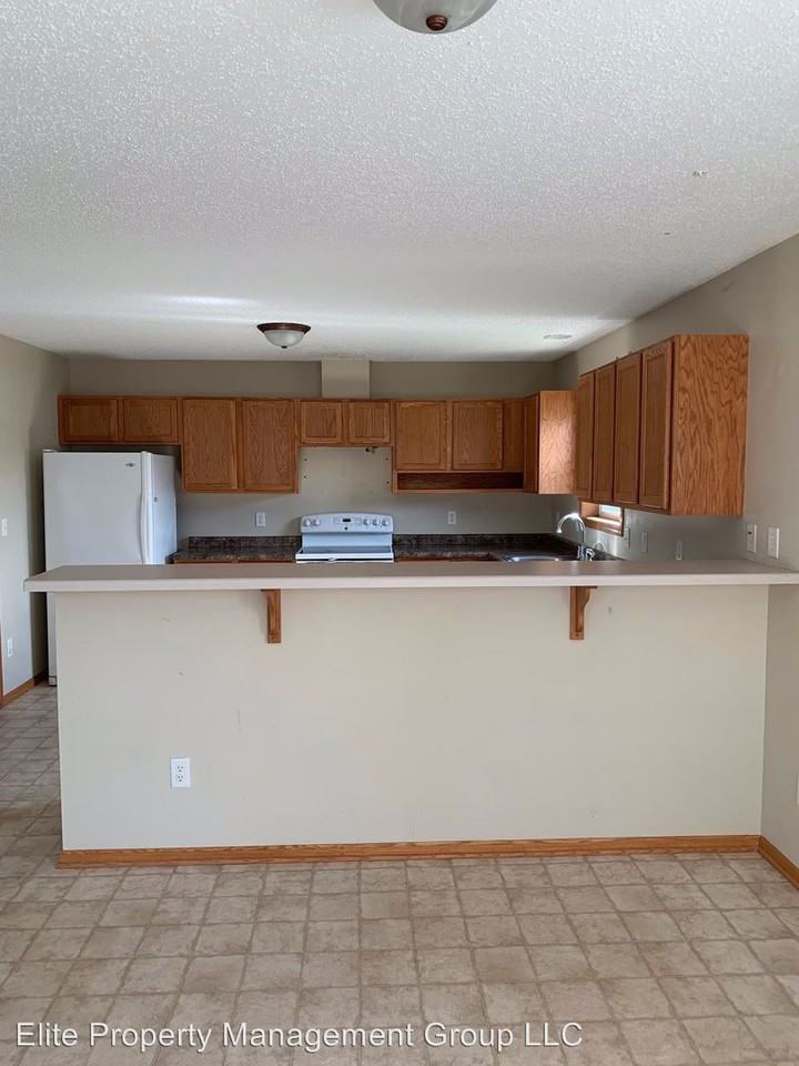 1522 Case Ave E - Photo 2 of 10