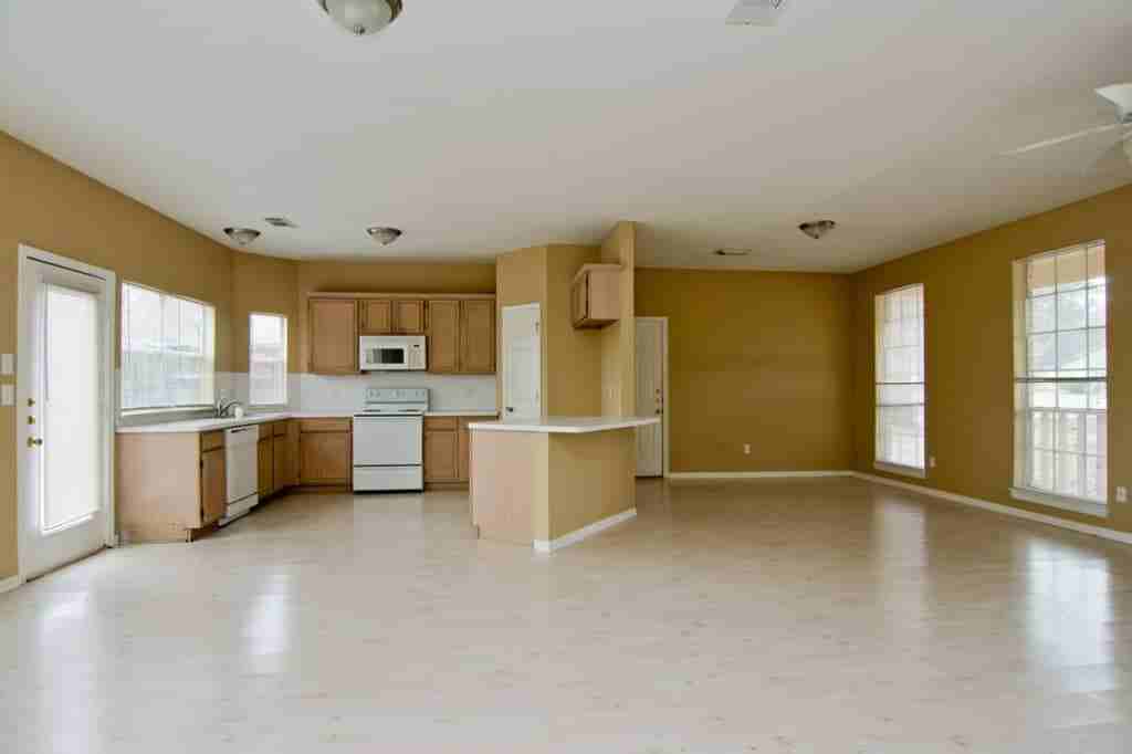 2411 Centurian Cir - Photo 3 of 16