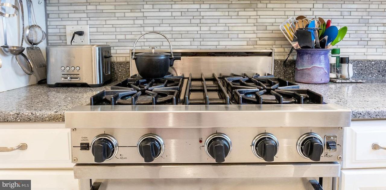 332 Maple Ave - Photo 2 of 43