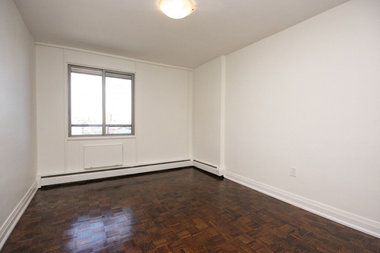 421 Maple Avenue, Burlington, ON L7S 1L9 2 Bedroom Apartment for 1,950