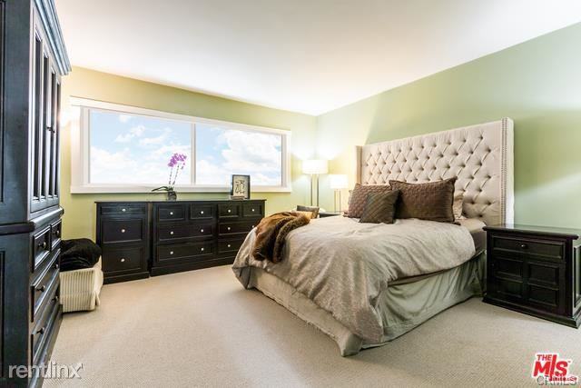 451 S Barrington Ave - Photo 3 of 8