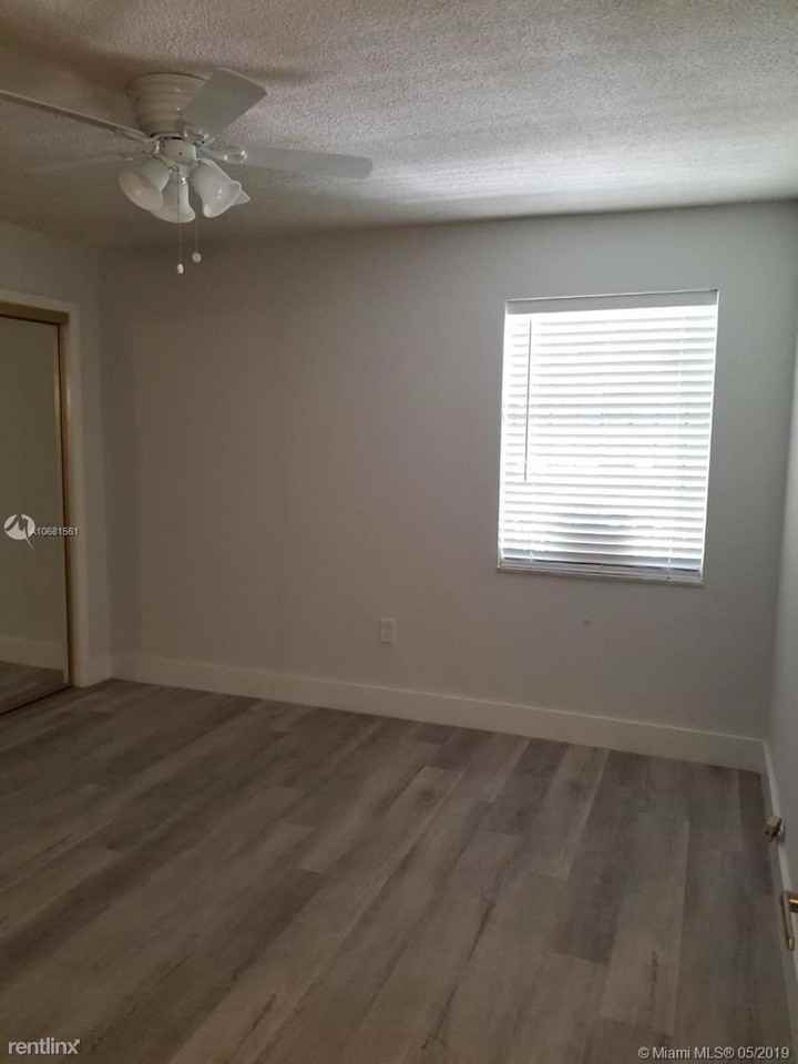 2496 SW 17th Ave - Photo 3 of 12