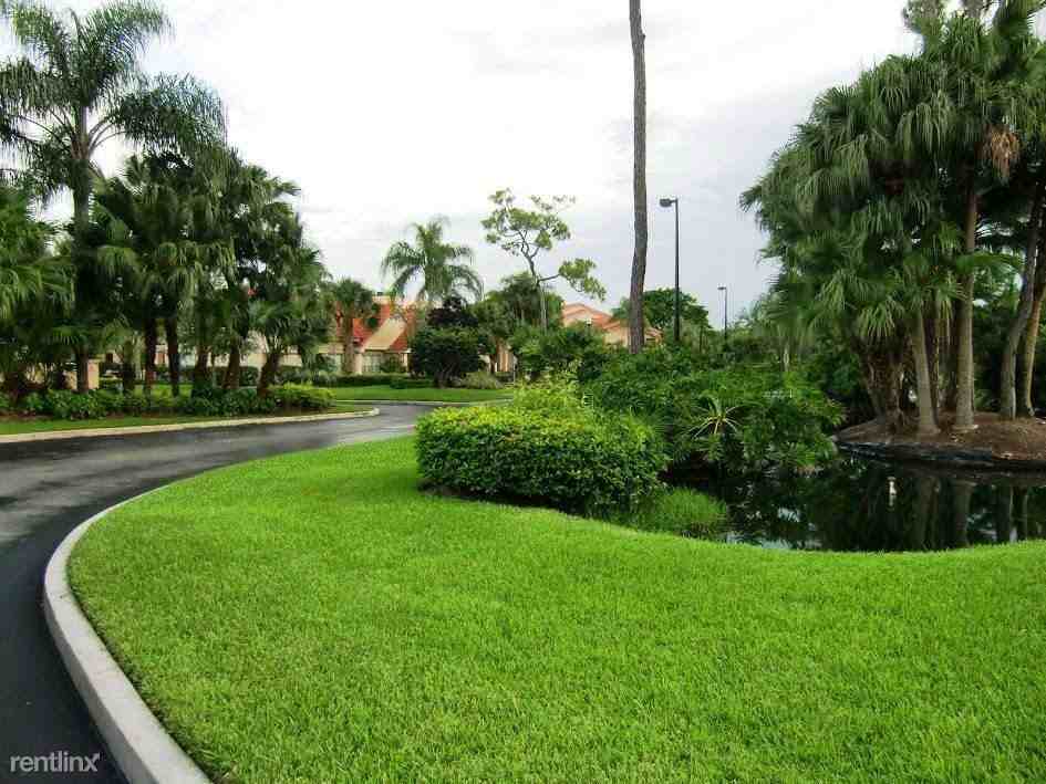 3370 Pinewalk Dr N - Photo 3 of 26