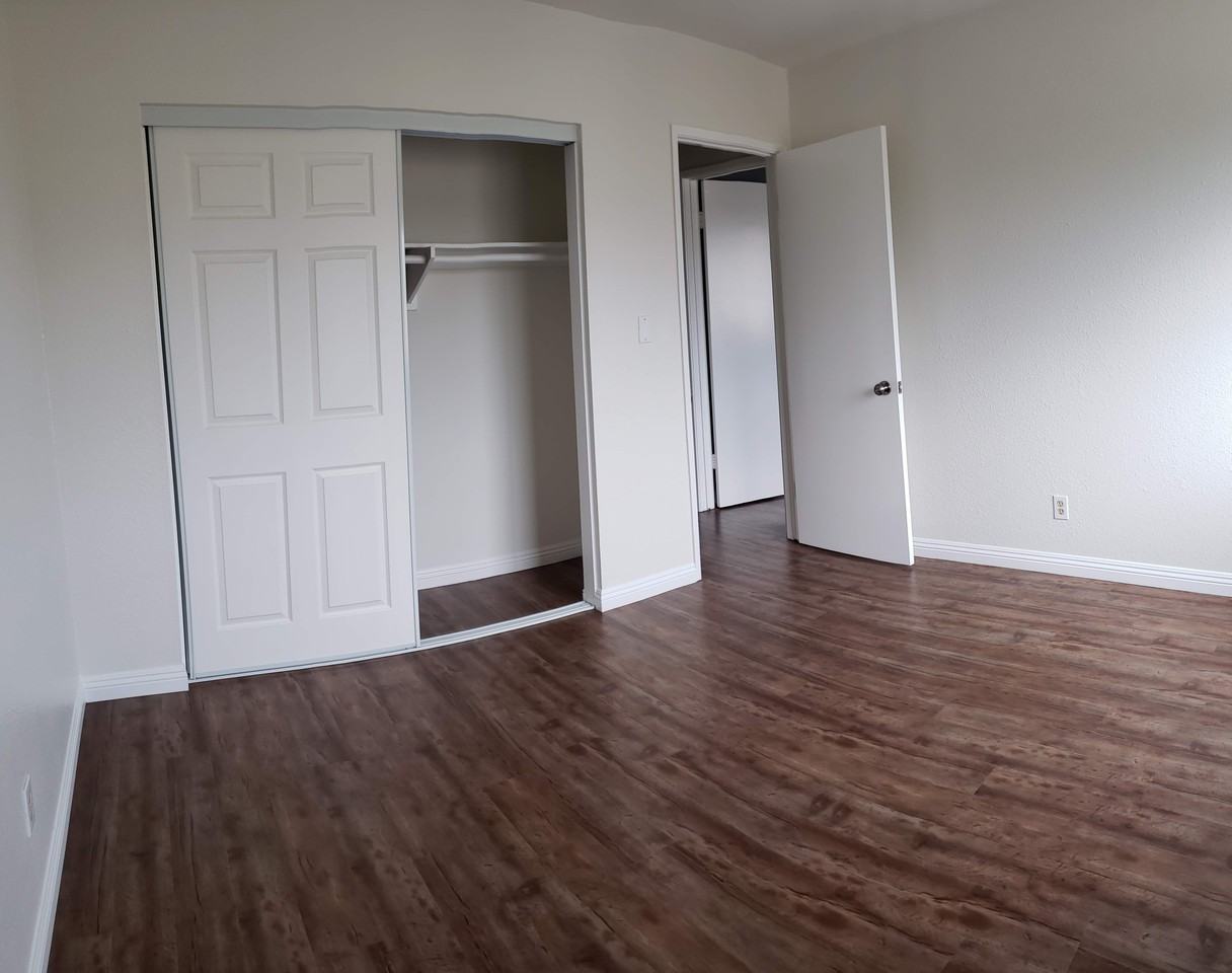 411 Oswego Ave - Photo 3 of 5