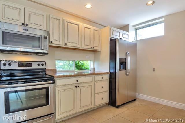 1717 N Riverside Dr - Photo 3 of 10