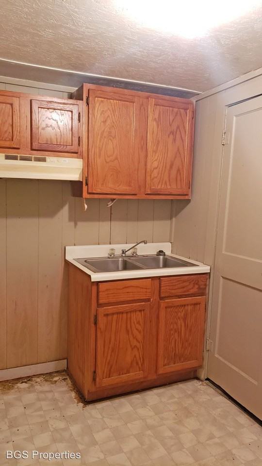 446 Miller St - Photo 3 of 5