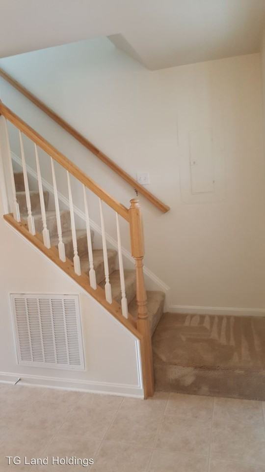 447 E Queen St - Photo 2 of 11