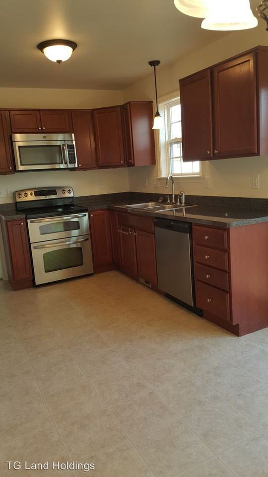 447 E Queen St - Photo 3 of 11