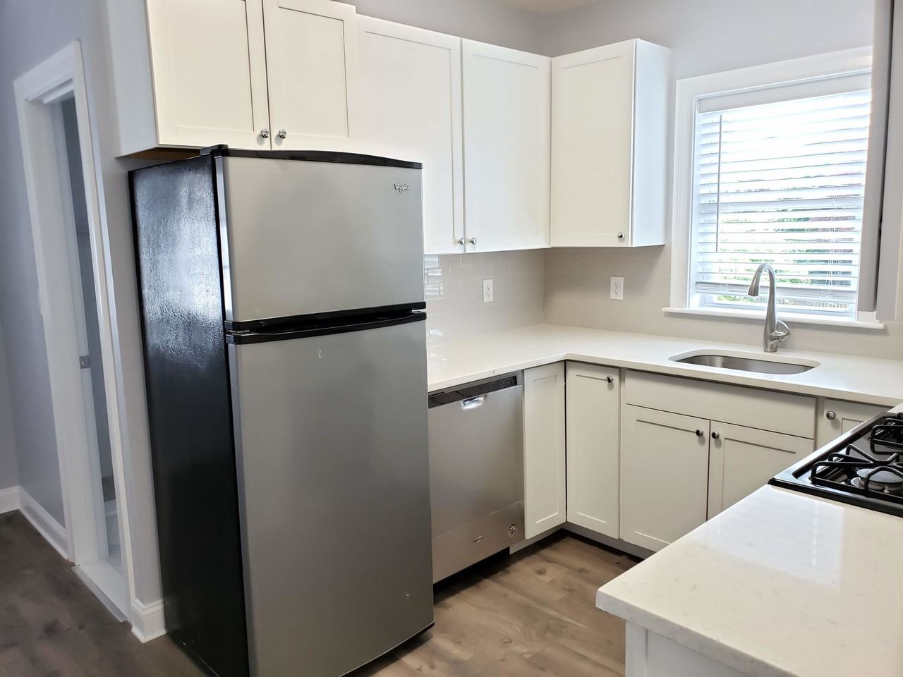 121 W Adams St - Photo 2 of 16