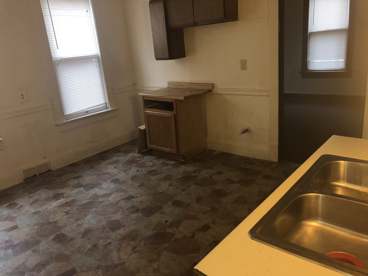 106 West Keefe Avenue Lower Back Milwaukee Wi 53212 2 Bedroom Apartment For Rent For 600 Month Zumper