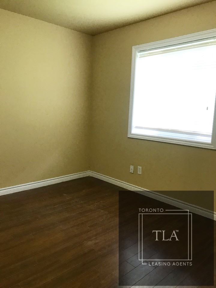 240 Lena Crescent - Photo 2 of 5